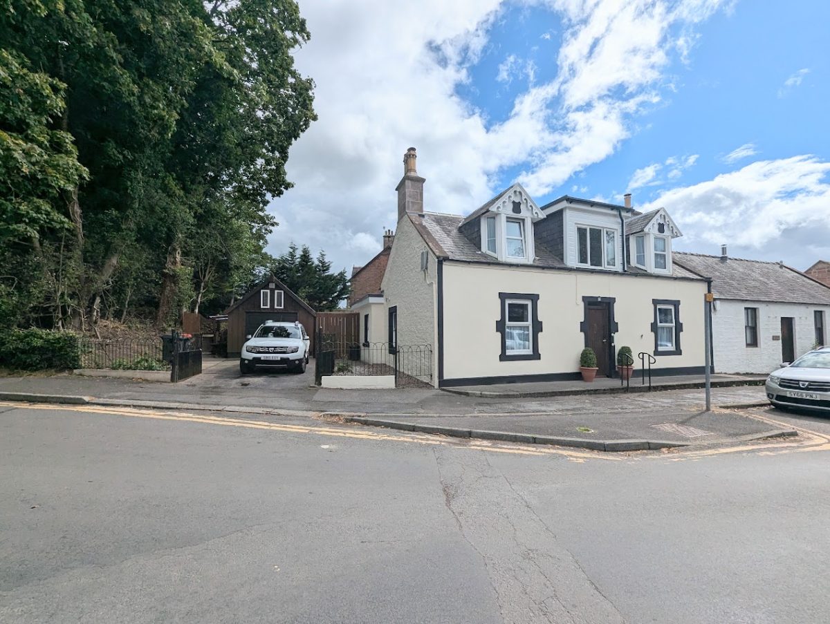 14 East Morton Street, Thornhill, DG3 5LZ - Pollock and McLean